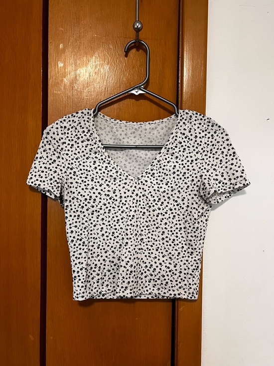 Tops - Women's V-Neck Short Sleeve White Floral Crop Top